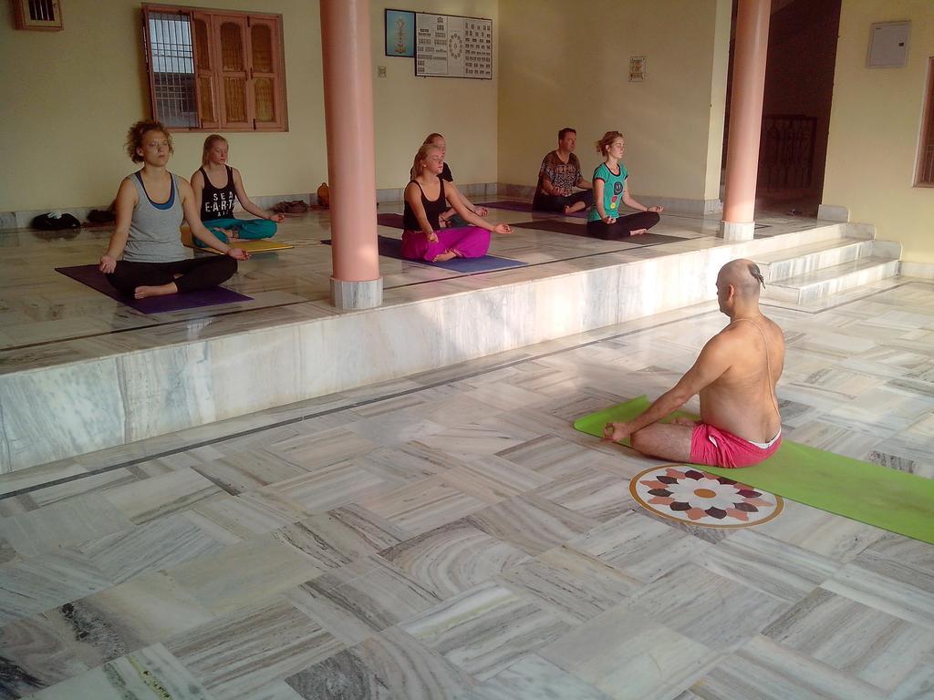 Sri Yoga Mandir Hotel Varanasi Bagian luar foto