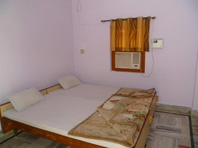 Sri Yoga Mandir Hotel Varanasi Bagian luar foto